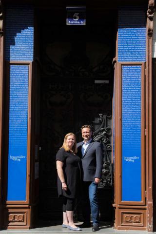 Familie Borovansky vor dem Verlag